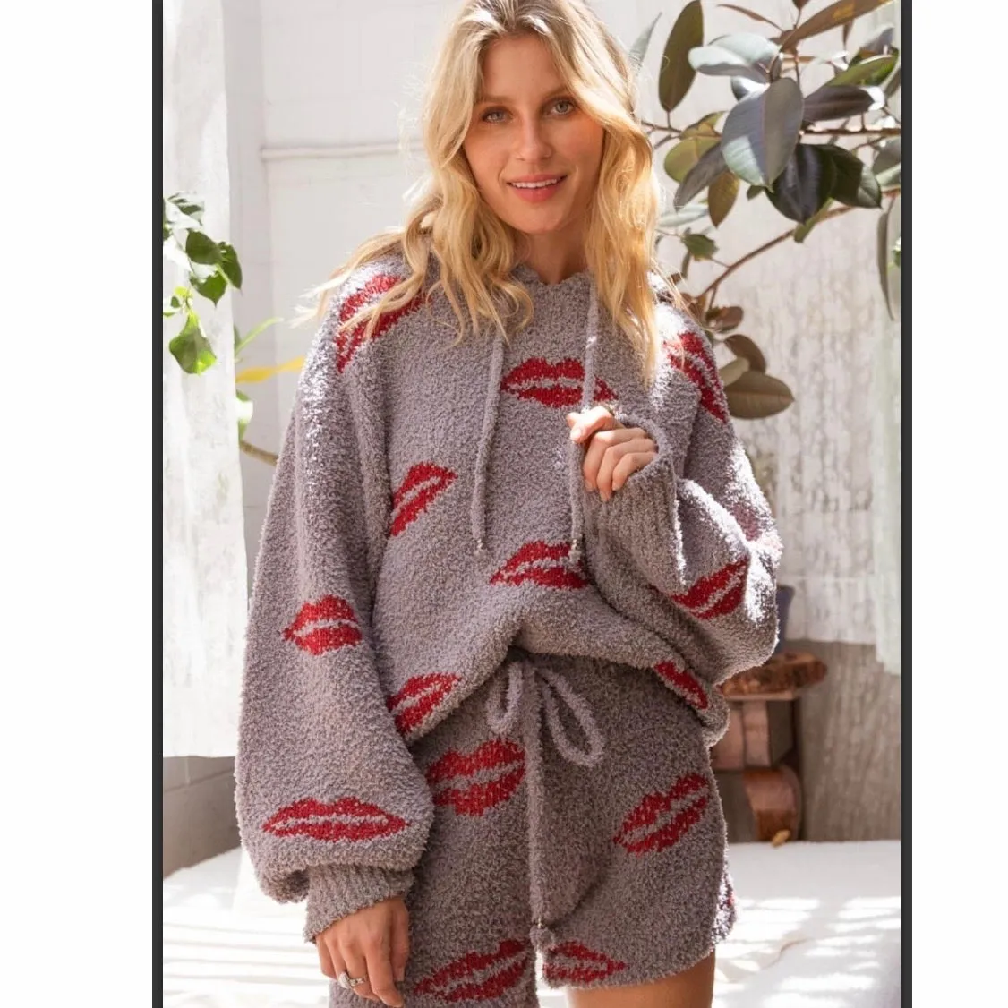 Berber Cozy Lips Hooded Pullover