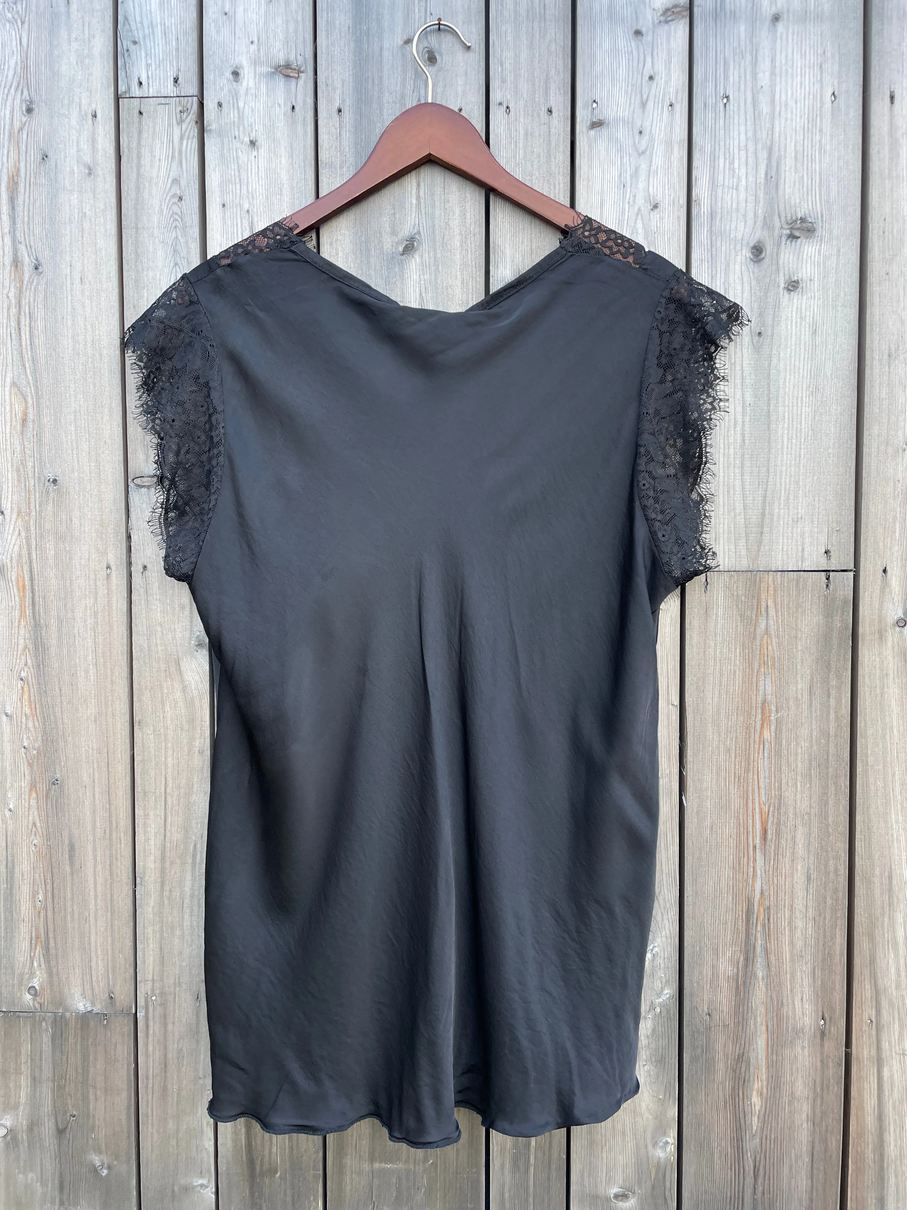 Law and Co Curve - Serena Lace V-Neck Top - Black
