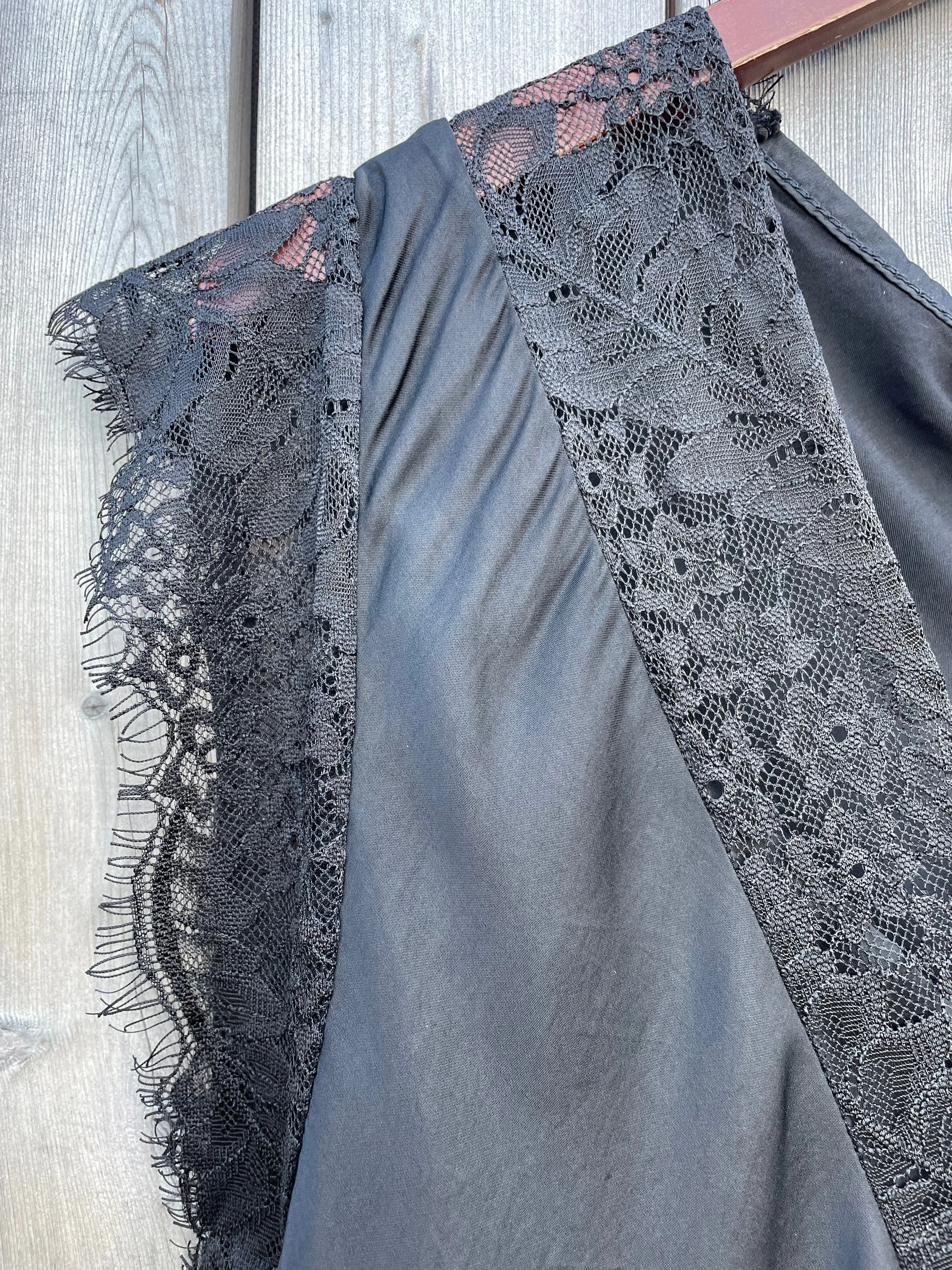 Law and Co Curve - Serena Lace V-Neck Top - Black